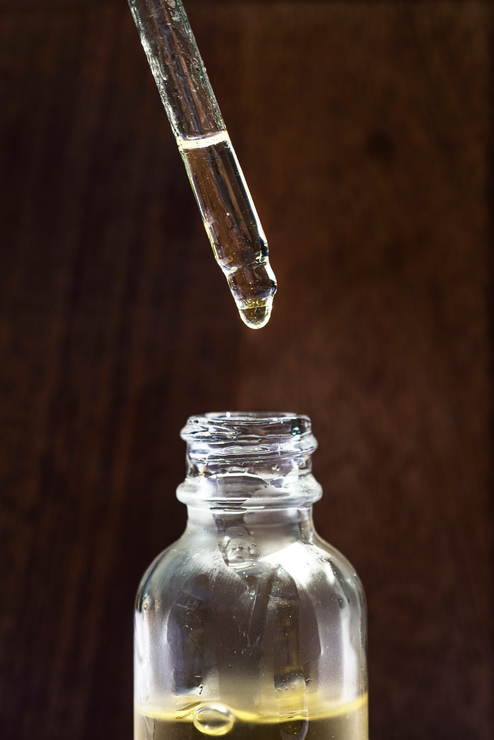 imgi_49_glass-jar-of-face-oil-and-a-dropper-above-it